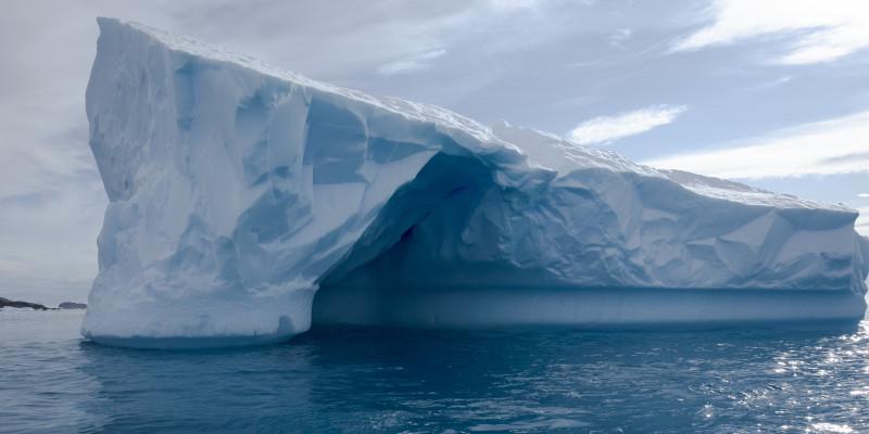 Eisberge in allen möglichen Formen und schillernden Blautönen treiben im Südpolarmeer um den Kontinent.