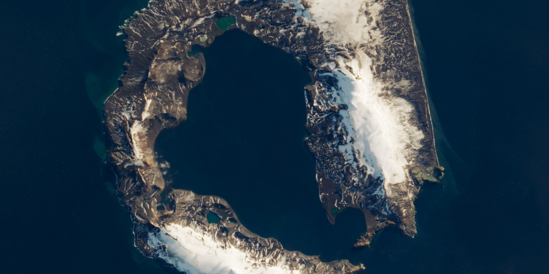Deception Island: Die Satellitenaufnahme zeigt, dass es sich um einen gefluteten Vulkankrater handelt.