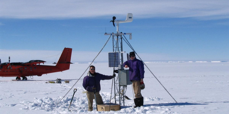 In vielen Gebieten der Antarktis sind Wetterstationen verteilt, um Klimadaten zu erfassen.