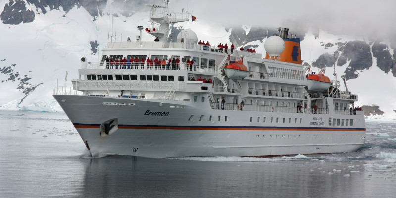 Der Großteil der Antarktisbesucher erreicht das ewige Eis per Schiff. Auf dem Bild ist ein Passagierschiff in der Antarktis. 