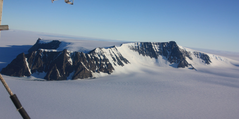 Die unendliche Weite der antarktischen Eiswüste wird nur durch einige Bergspitzen unterbrochen.