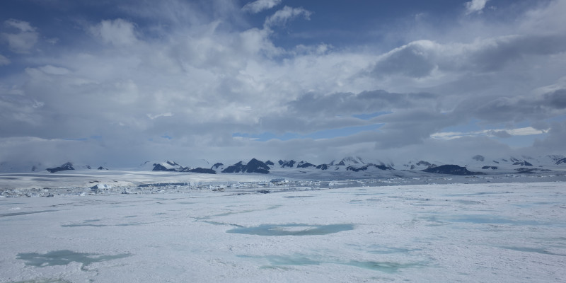 Der Schein trügt – auch im reinen Weiß der Polarlandschaft lassen sich bereits viele Schadstoffe nachweisen.