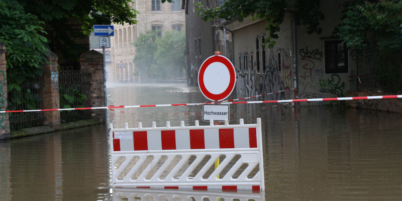 Comprehensive and river basin-wide management is needed to deal with floods.