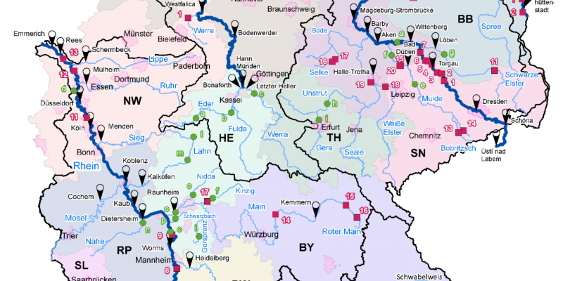Standorte von gesteuerten (rot) und ungesteuerten (grün) Maßnahmen im Rahmen des Nationalen Hochwasserschutzprogramms (NHWSP) in den Flussgebieten von Rhein, Elbe, Donau, Weser und Oder (Stand 2020). Dargestellt sind auch die Hauptpegel an den großen Strömen. Quelle: Bundesanstalt für Gewässerkunde (BfG). 