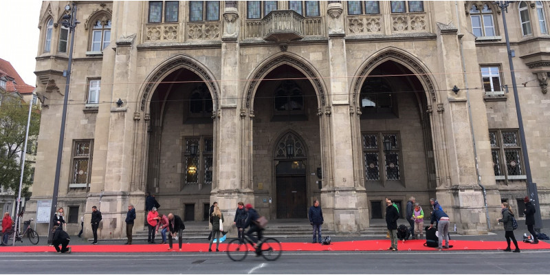 Ein roter Teppich, der zum mobilen Radweg wird, ist vor dem Rathaus in Erfurt ausgerollt