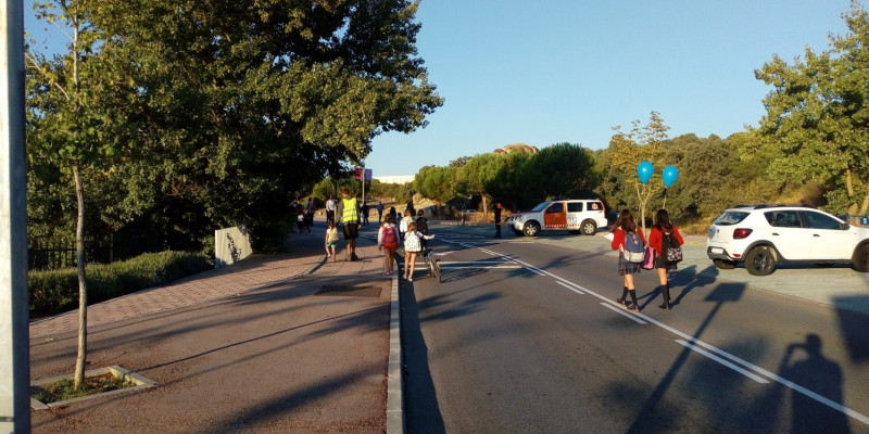 Kinder auf einer autofreien Straße