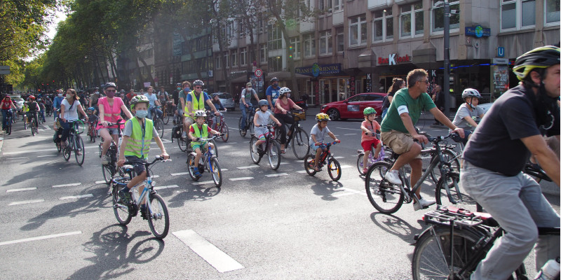 Kinder und Erwachsende sind auf dem Fahrrad unterwegs und demonstrieren in Köln für bessere Radinfrastruktur für Kinder. 