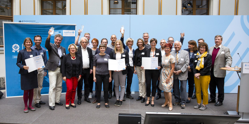 Gewinner des Wettbewerbs "Blauer Kompass" 2018 auf der Bühne im Bundesumweltministerium