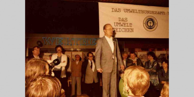 Das UBA informiert 1983 über das Umweltzeichen 'Blauer Engel'