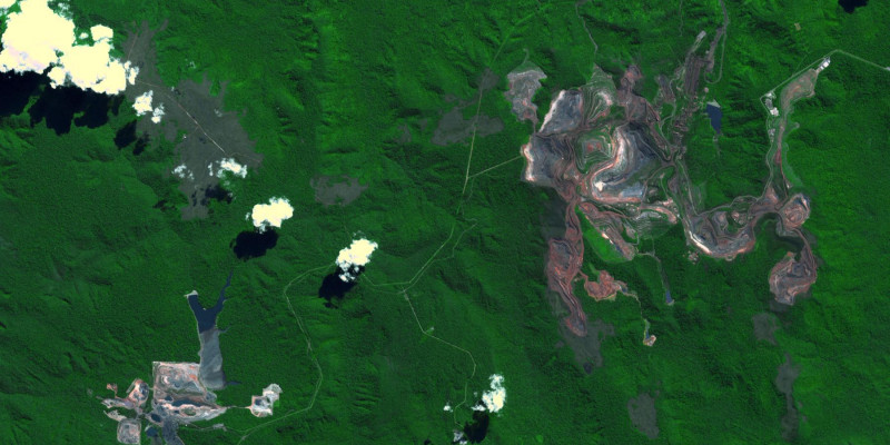 Luftaufnahme der größten Eisenerzmine der Welt, dem Carajás Bergwerk im Amazonas Regenwald, Brasilien