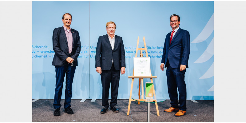Preisträger 2021 Prof. Dirk Messner (UBA-Präsident), BDA Architekt Johann Schmuck (ARGE Schmuck Anglhuber) und Florian Pronold (Parlamentarischer Staatssekretär, BMU)