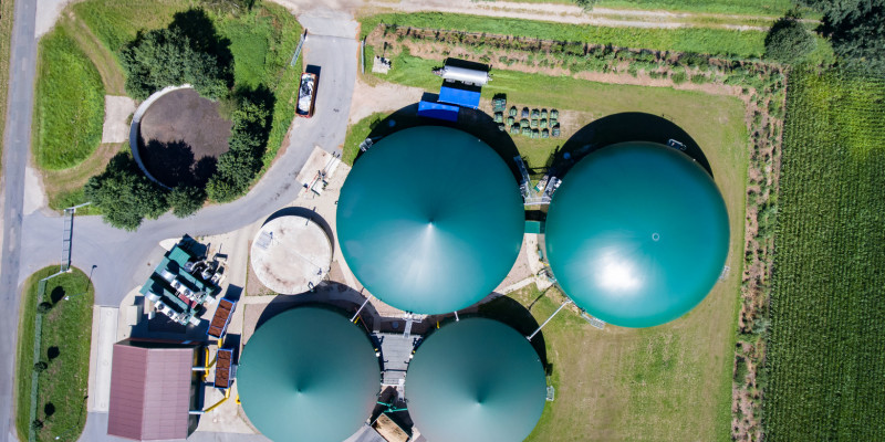 Luftbild einer Biogasanlage in direkter Aufsicht