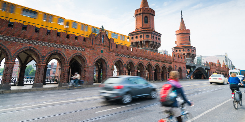Fahrräder und Pkw fahren über die Berliner Oberbaumbrücke