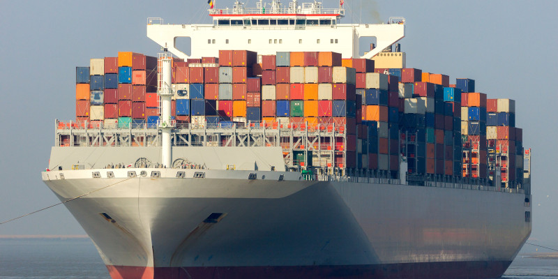Ein Containerschiff