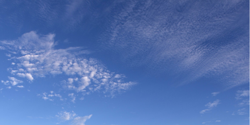 blauer Himmel mit leichten Wolken