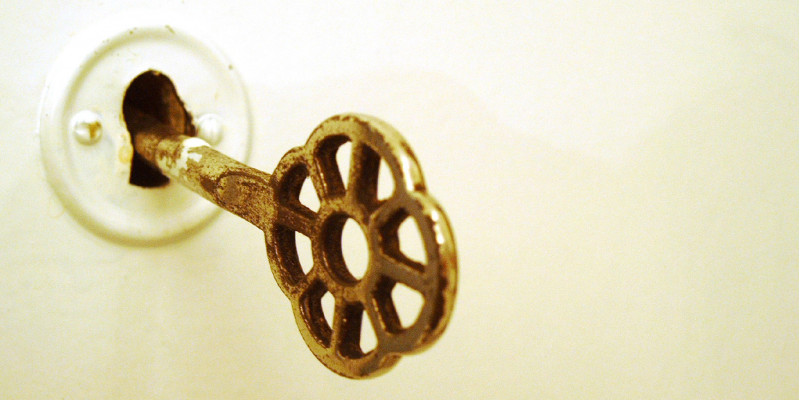 Detailaufnahme: Schlüssel in einem Türschloss