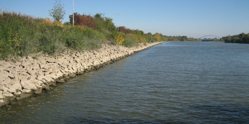 gepflastertes Ufer an der Donau