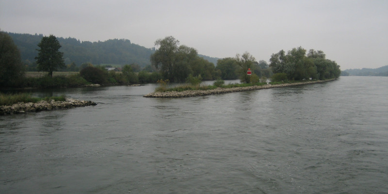 steinbarriere längs zum Ufer in der Donau