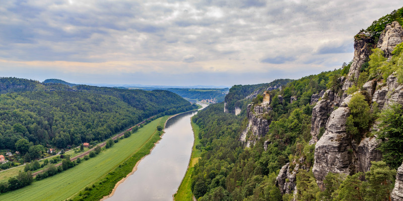 Der Strom Elbe durchfließt das Elbsandsteingebirge.