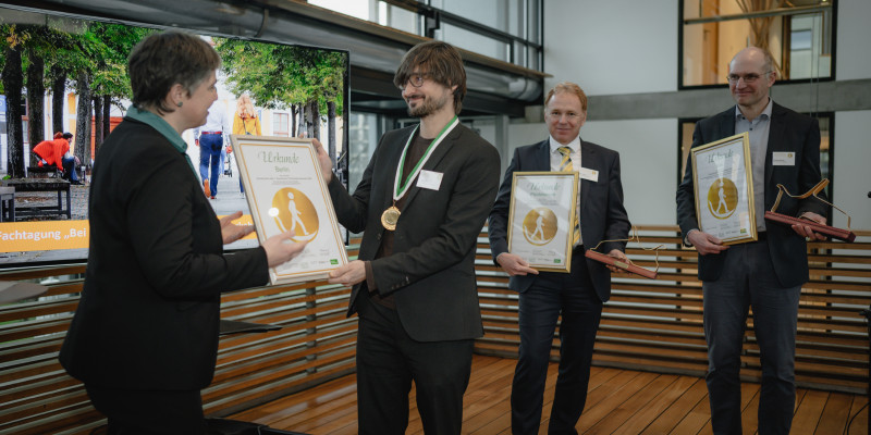 Verleihung des 1. Fußverkehrssonderpreises an Berliner Parklet-Programm durch Dr. Katrin Dziekan.