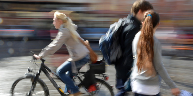 Das Foto zeigt Fußgänger und Radfahrer