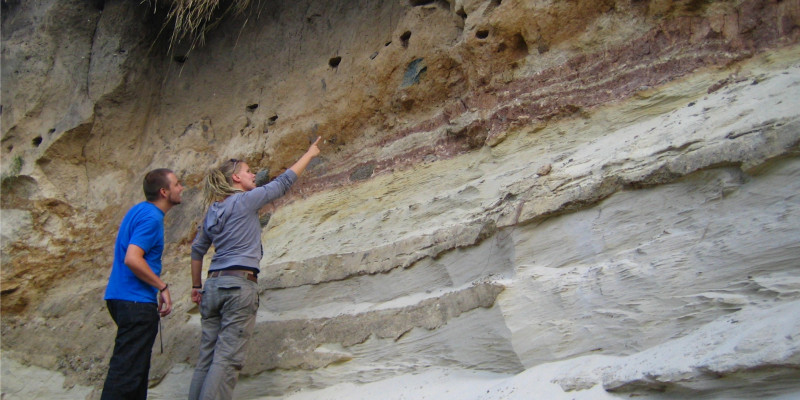 Eine Aufschlusswand in einer Sandgrube.