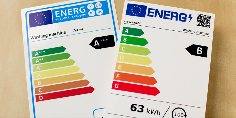 Das Foto zeigt die alte Energieverbrauchskennzeichnung mit den Klassen bis A+++ bis D und daneben die neue Kennzeichnung mit den Klassen A bis G