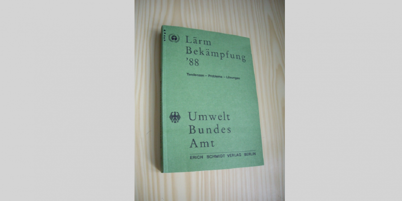 Grün eingebundener Bericht mit dem Logo des UBA und dem Titel „Lärmbekämpfung 1988: Tendenzen – Probleme – Lösungen“ 