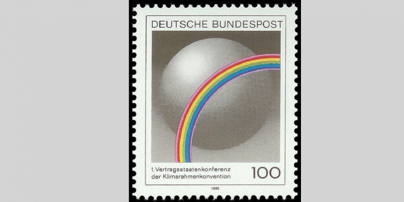 Briefmarke der Deutschen Bundespost von 1995 mit dem Wert 100 und Schriftzug "1. Vertragsstaatenkonferenz der Klimarahmenkonvention. Das Bild zeigt eine Erdkugel und einen Regenbogen.