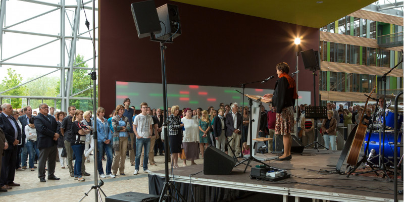 im Eingangsbereich des UBA Dessau ist eine Bühne aufgebaut, Maria Krautzberger steht am Rednerpult, vor der Bühne stehen viele Zuhörer