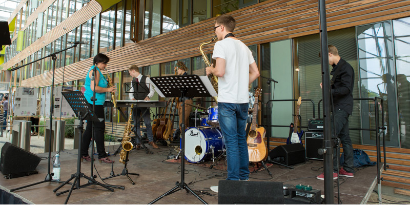 Schülerband mit Saxophon und Keyboard auf der Bühne