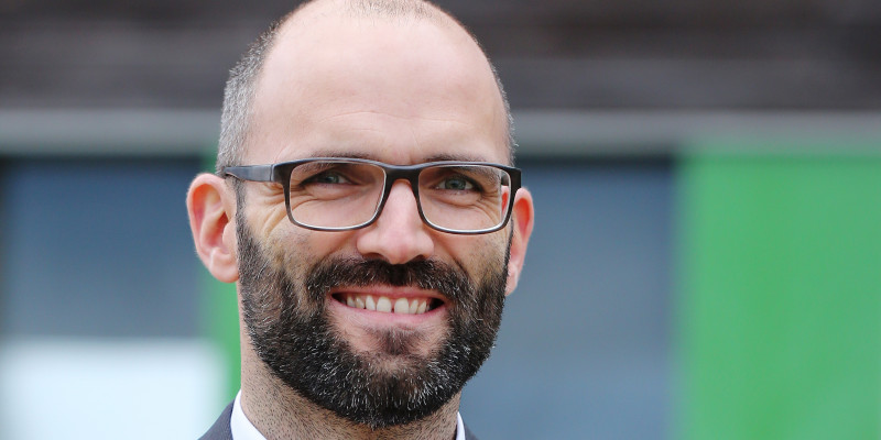 Portraitfoto des neuen Pressesprechers Felix Poetschke