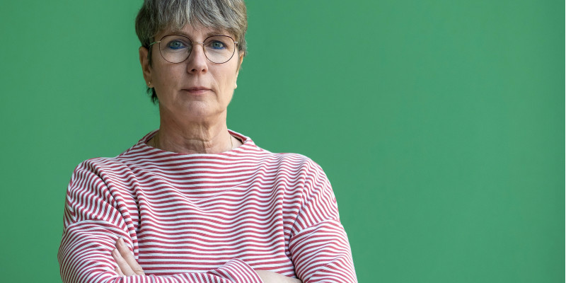 Dr. Jutta Klasen in front of a green wall