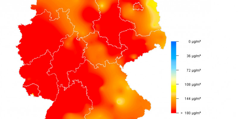 Deutschlandkarte, eingefärbte Flächen geben die Ozonkontentration im Mikrogramm pro Kubikmeter Luft an. Diese lag flächendeckend bei über 108, in großen Teilen von West- und Mitteldeutschland bei über 180.