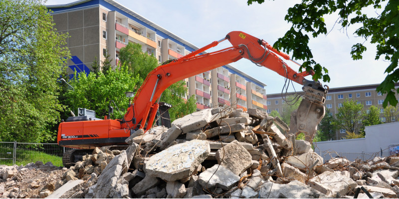 ein Plattenbau wird abgerissen