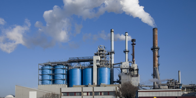 Industrieanlage mit Tanks und Schornsteinen