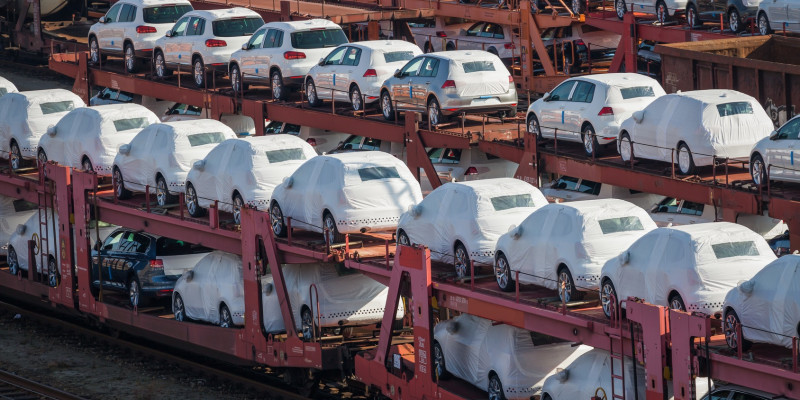 Neuwagen auf einem Güterzug-Wagon