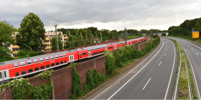 Hochbahn neben einer Autobahn