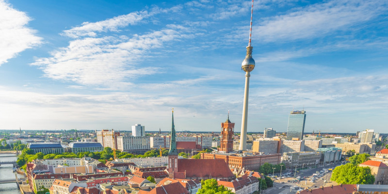 Berlin von oben mit Fernsehturm und Rotem Rathaus