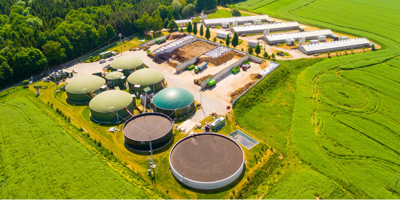 Luftbild einer Biogasanlage mit mehreren Anlagenteilen