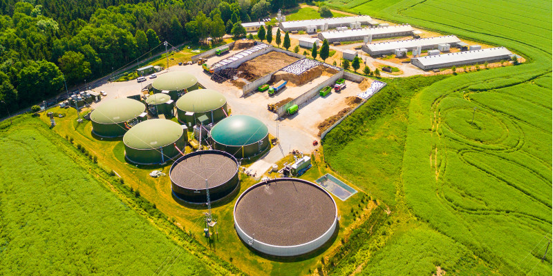 Gelände einer Biogasanlage mit mehreren Gebäuden