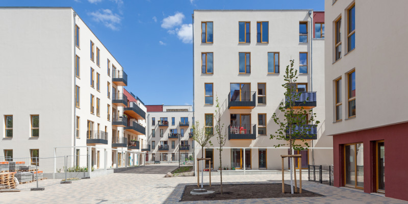 helles, freundliches Wohnquartier aus modernen 5-geschossigen Häusern mit Balkonen
