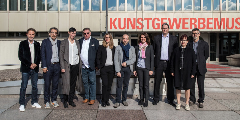 group photo: 10 men and women in front of a building with the writing "Kunstgewerbemuseum"