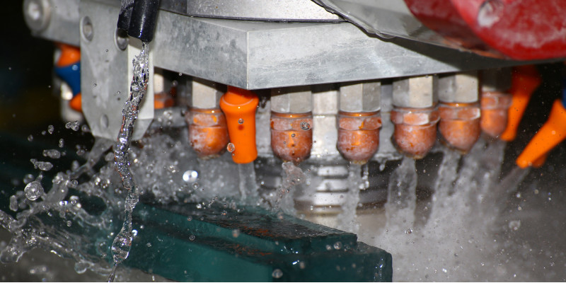 spritzendes Kühlwasser in einer Schleifmaschine