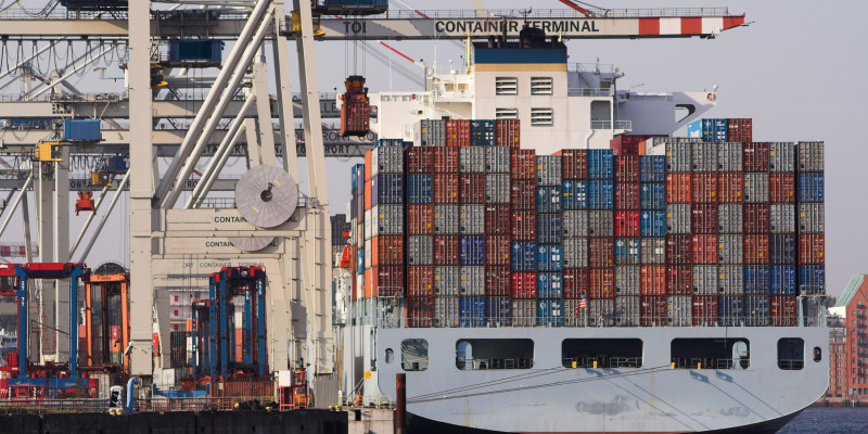 mit Containern beladenes Güterschiff an einem Container-Terminal