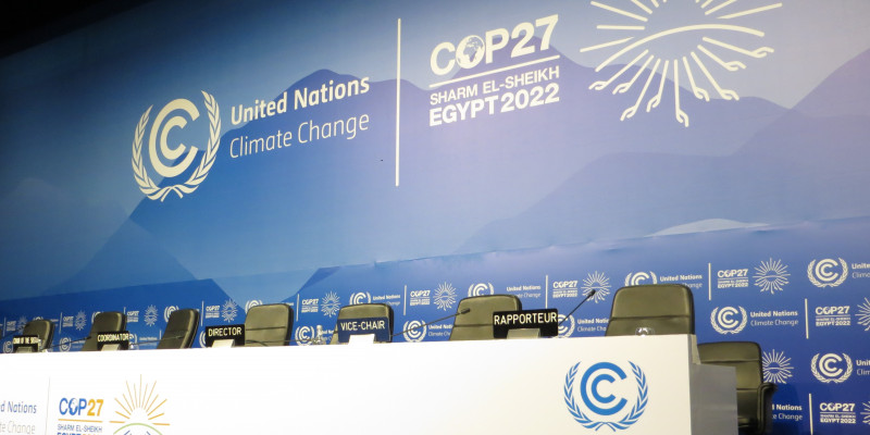 Plenum vor einer Stellwand mit dem Schriftzug United Climate Change, COP27 Sharm El-Sheik Egypt 2022