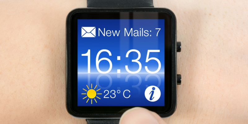 moderne digitale Armbanduhr, die gleichzeitig die Zahl der neuen Mails im Postfach und das Wetter anzeigt