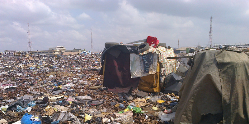 Müllkippe mit armseligen, aus Müll erbauten Hütten
