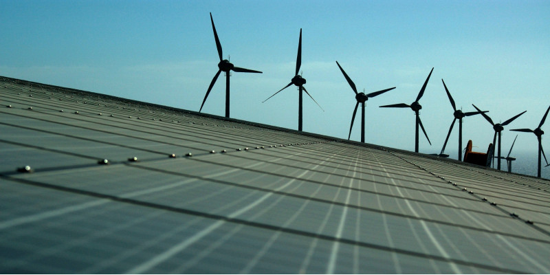 Solarzellen und Windräder