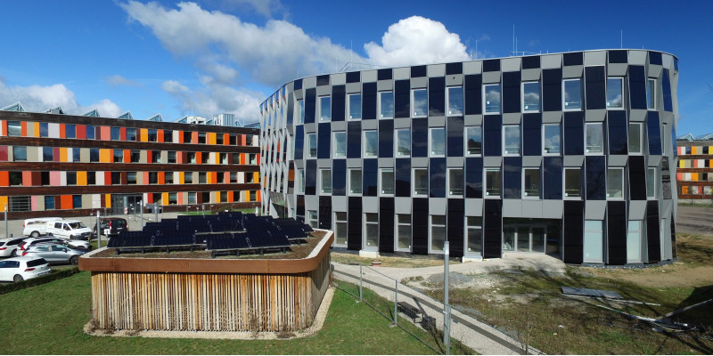 modernes Gebäude mit Fassade aus Photovoltaik-Elementen